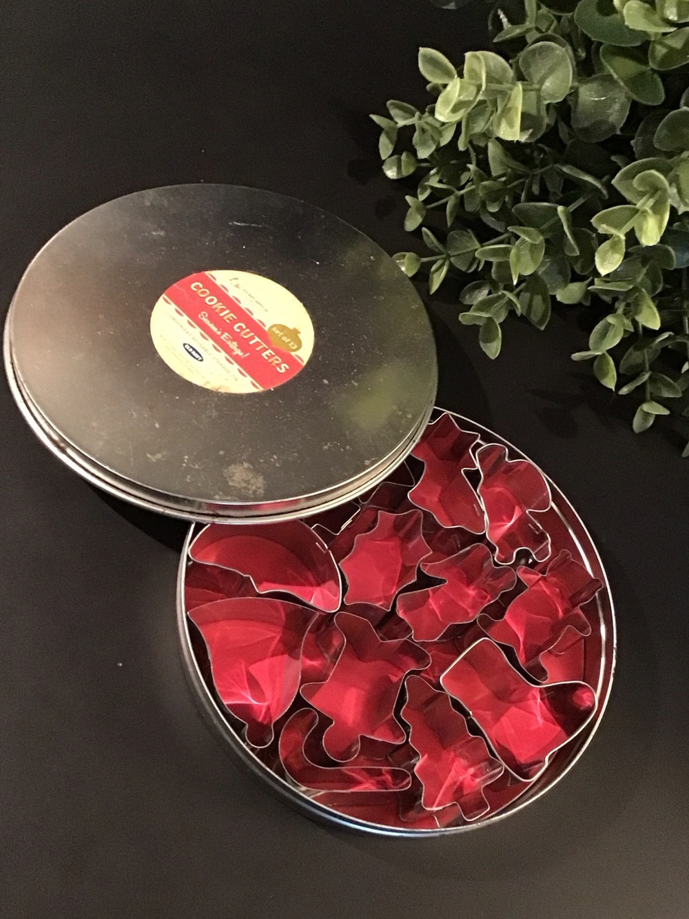 ❤5/25$ Tiny Cookie Cutters In A  Tin